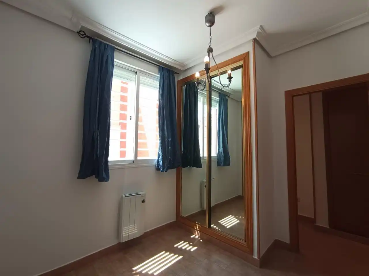 Dormitori de Apartament de lloguer en Madrid amb Aire condicionat, Calefacció i Es permeten mascotes