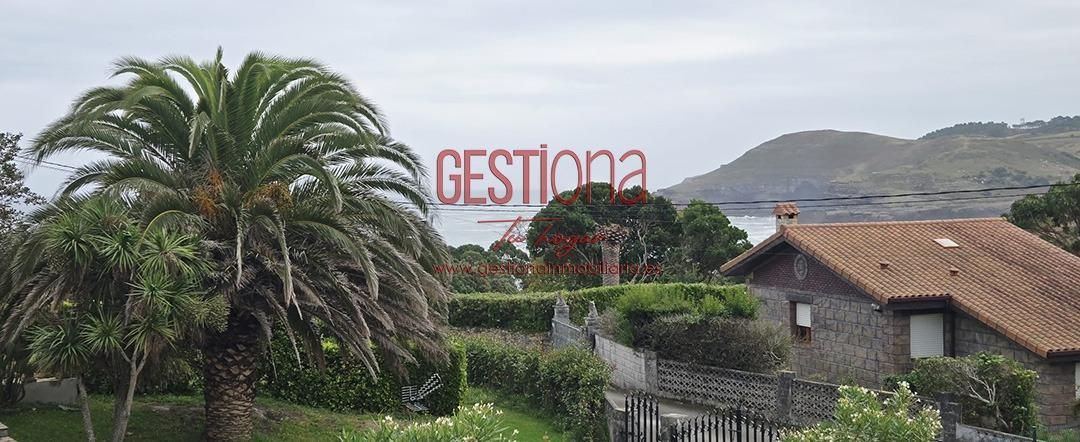 Vista exterior de Casa o xalet en venda en Bareyo amb Jardí privat, Terrassa i Traster