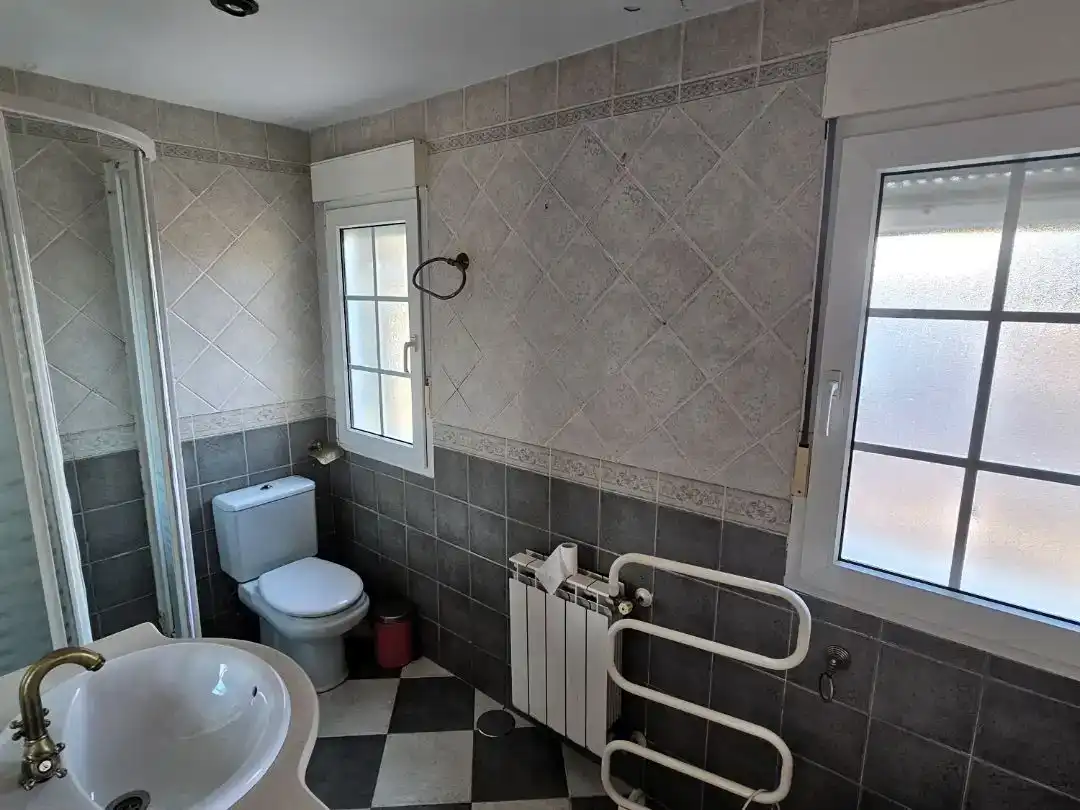 Baño de Piso en venta en Valdemorillo con Aire acondicionado, Jardín privado y Trastero