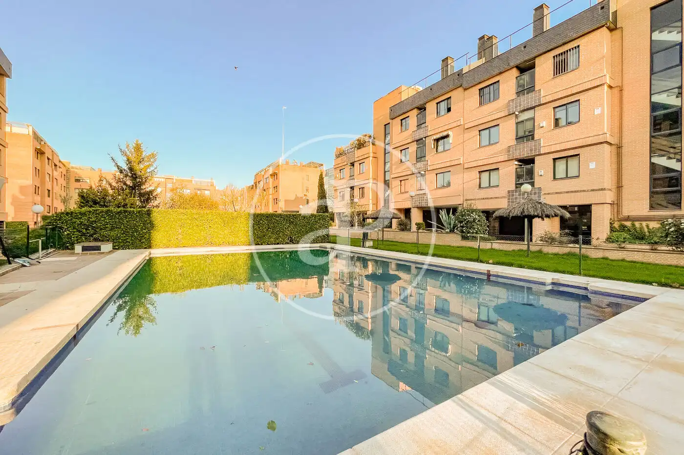 Schwimmbecken von Wohnung zum Verkauf in La Moraleja mit Klimaanlage, Heizung und Privatgarten