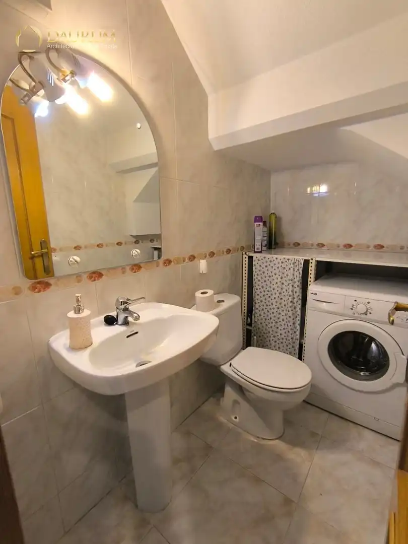 Badezimmer von Einfamilien-Reihenhaus zum Verkauf in Santa Pola mit Klimaanlage, Heizung und Privatgarten