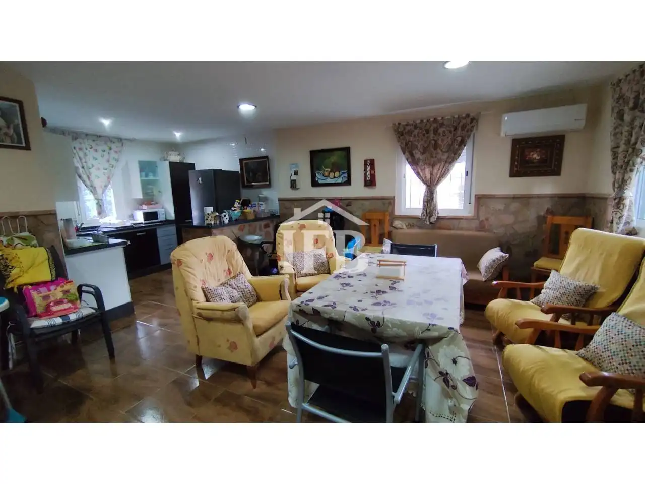 Living room of Country homes for sale in Valverde de Leganés  with Air Conditioner, Heating and Private garden