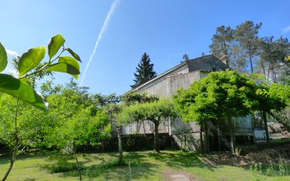 Vista exterior de Casa o xalet en venda en Brión amb Terrassa i Balcó