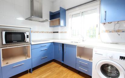 Kitchen of Apartment for sale in  Sevilla Capital  with Air Conditioner, Parquet flooring and Storage room