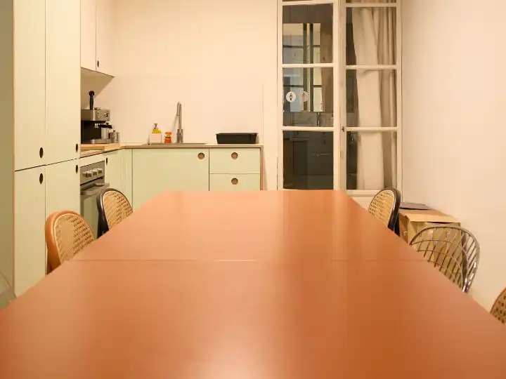 Küche von Büro zur Miete in Sevilla mit Klimaanlage, Heizung und Möbliert