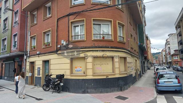 Local comercial en Venta en Cervantes, 12 en Sama
