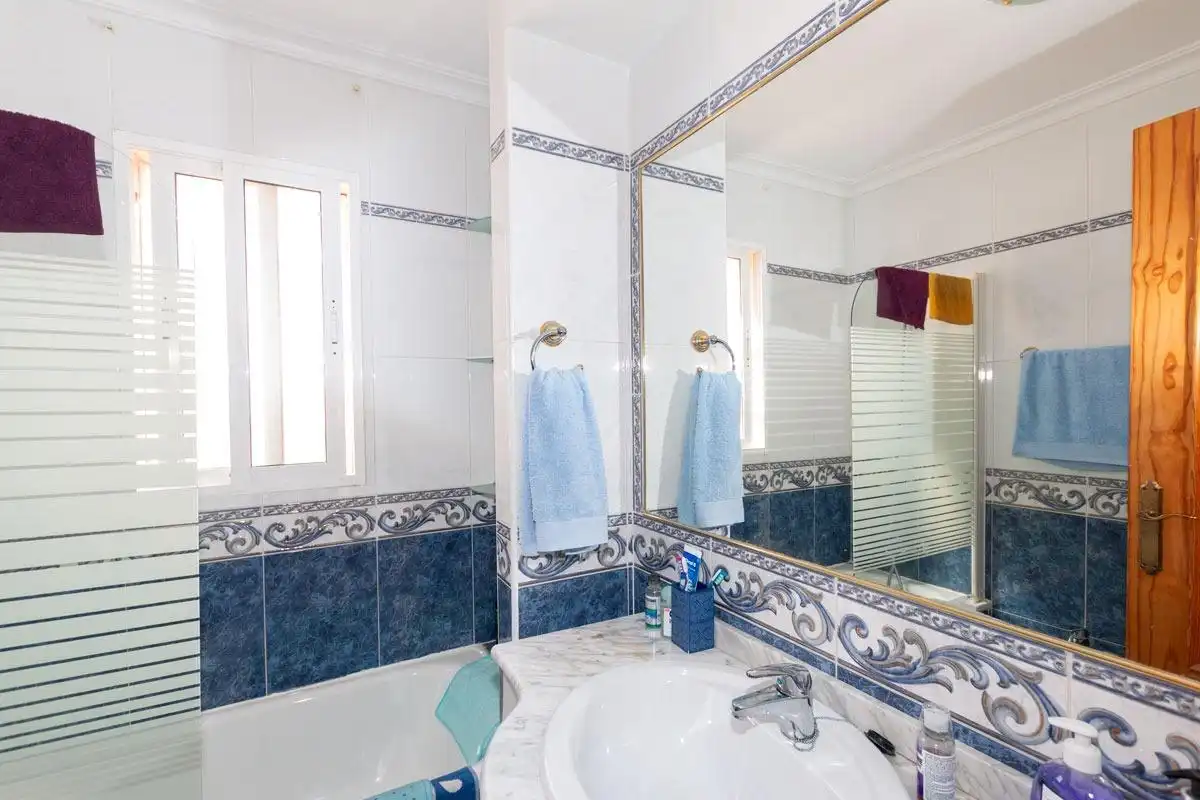 Bany de Casa adosada en venda en Orihuela amb Jardí privat, Terrassa i Piscina comunitària
