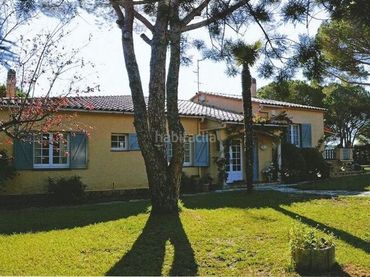 Casa con jardín en venta en Passatge Vall de Bianya