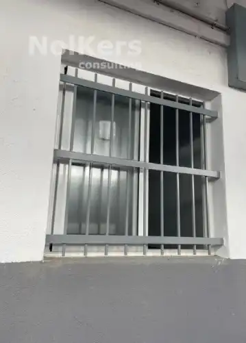 Außenansicht von Fabrikhallen zur Miete in L'Hospitalet de Llobregat mit Heizung