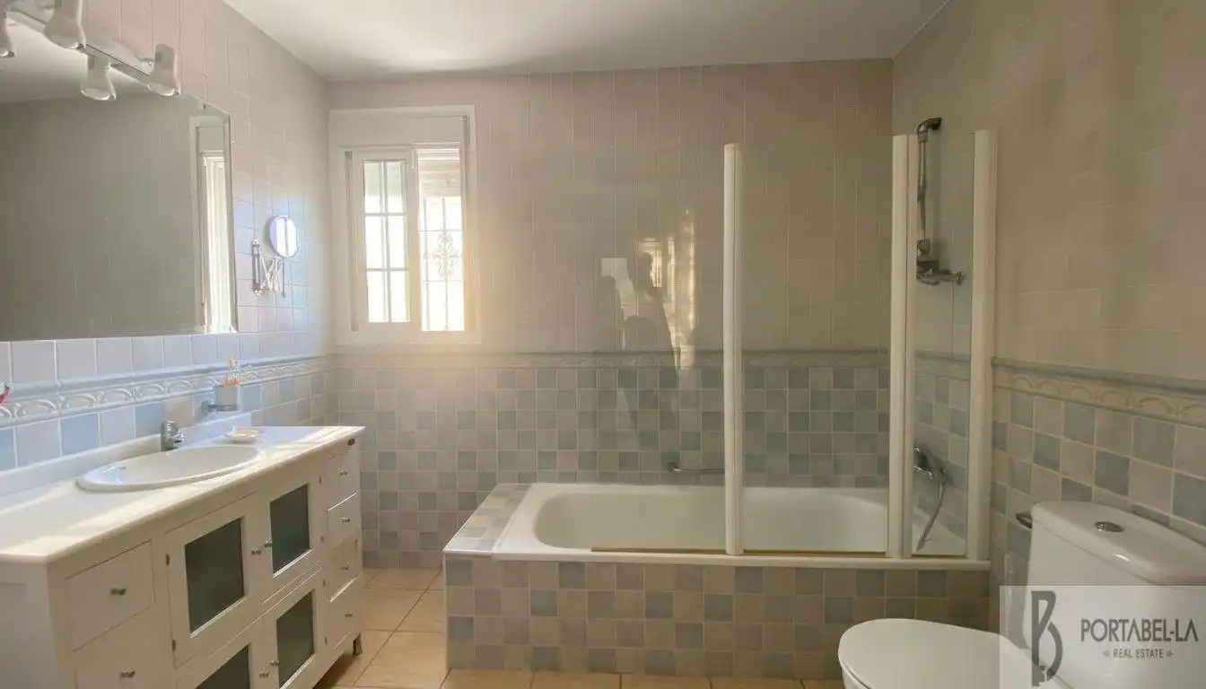 Bany de Casa o xalet en venda en El Puerto de Santa María amb Aire condicionat, Traster i Piscina