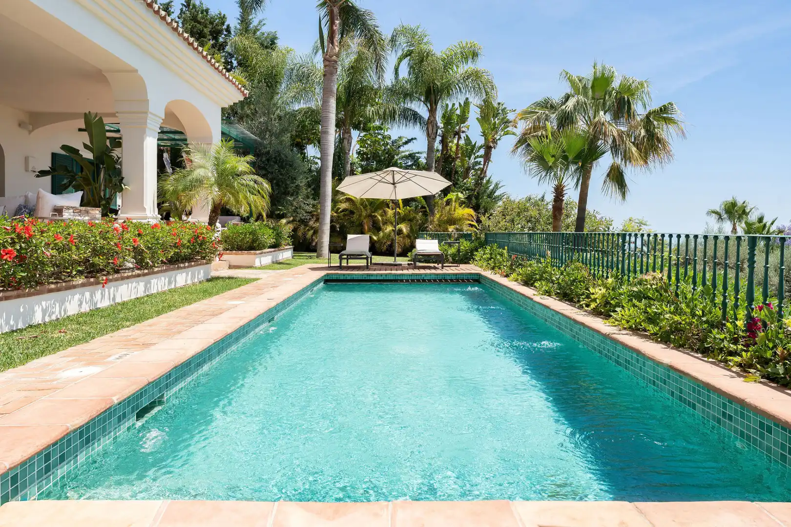Piscina de Casa o xalet en venda en Marbella amb Aire condicionat, Calefacció i Jardí privat