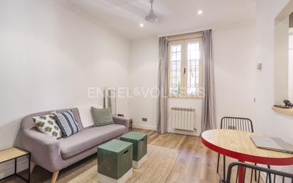 Sala d'estar de Apartament en venda en  Madrid Capital