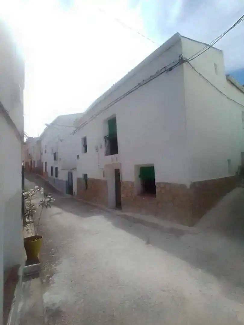 Vista exterior de Casa adosada en venta en La Peraleja   con Trastero y Balcón