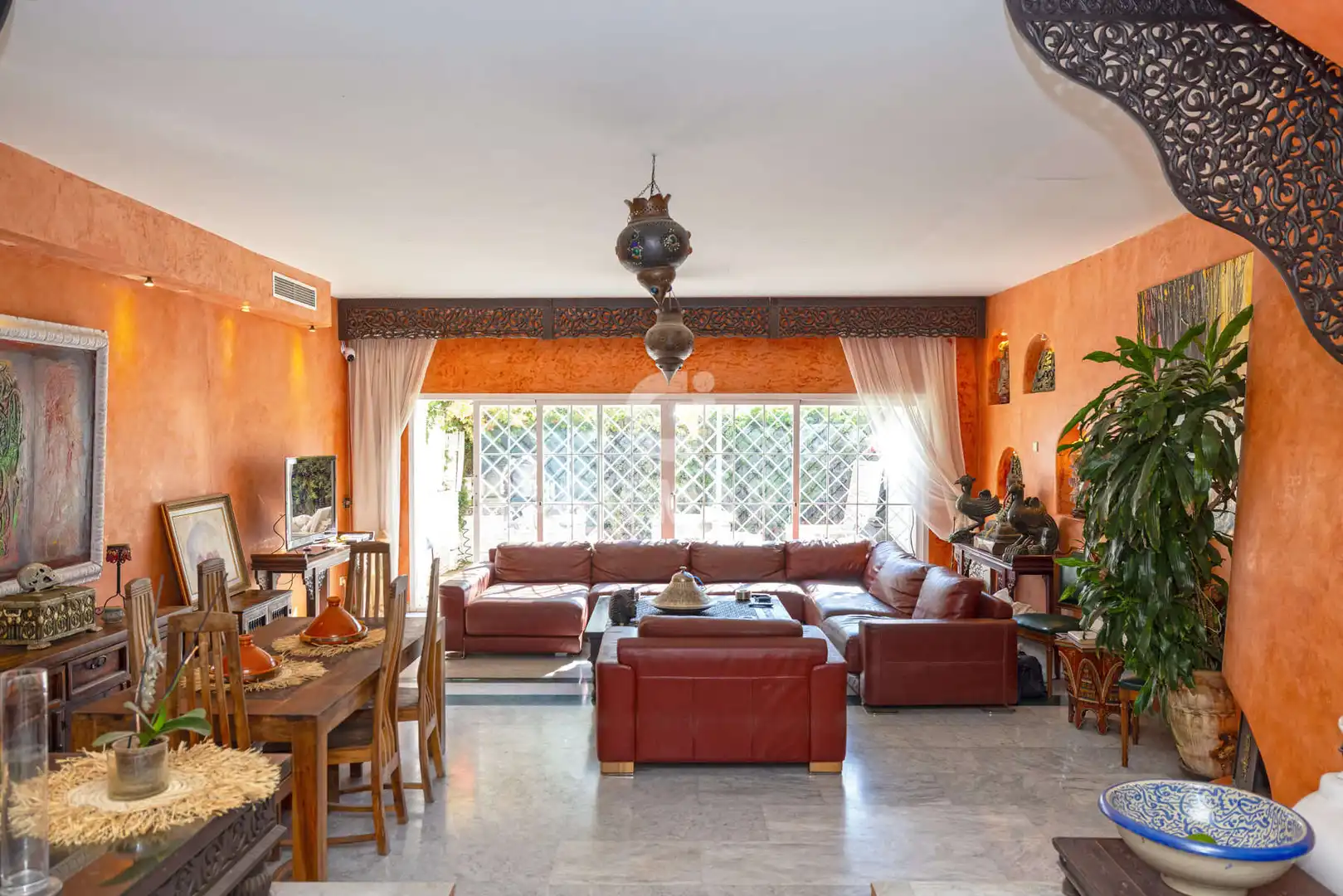 Sala d'estar de Casa adosada en venda en Estepona amb Calefacció i Jardí privat