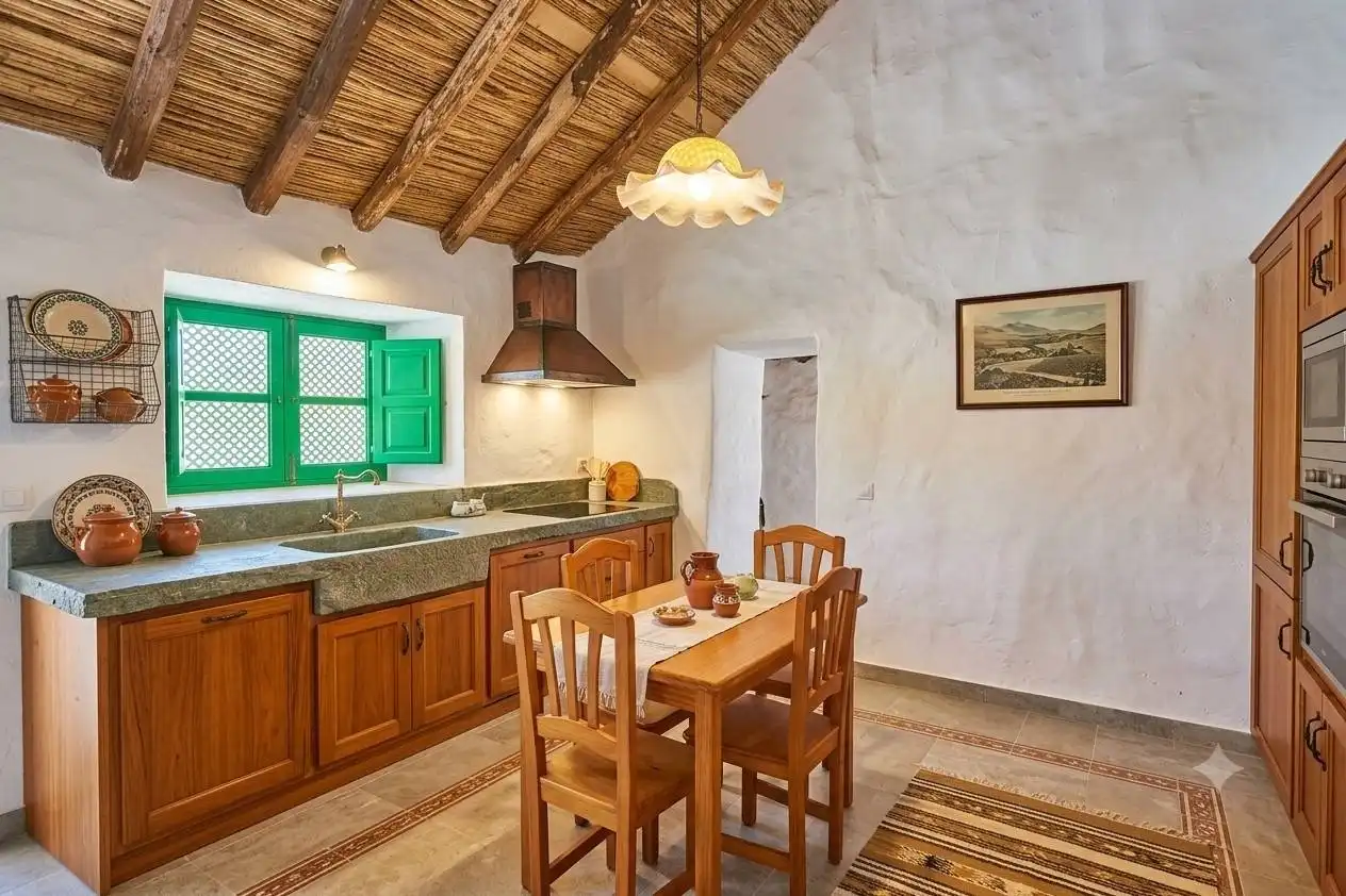 Cuina de Finca rústica en venda en Las Palmas de Gran Canaria amb Jardí privat, Terrassa i Traster