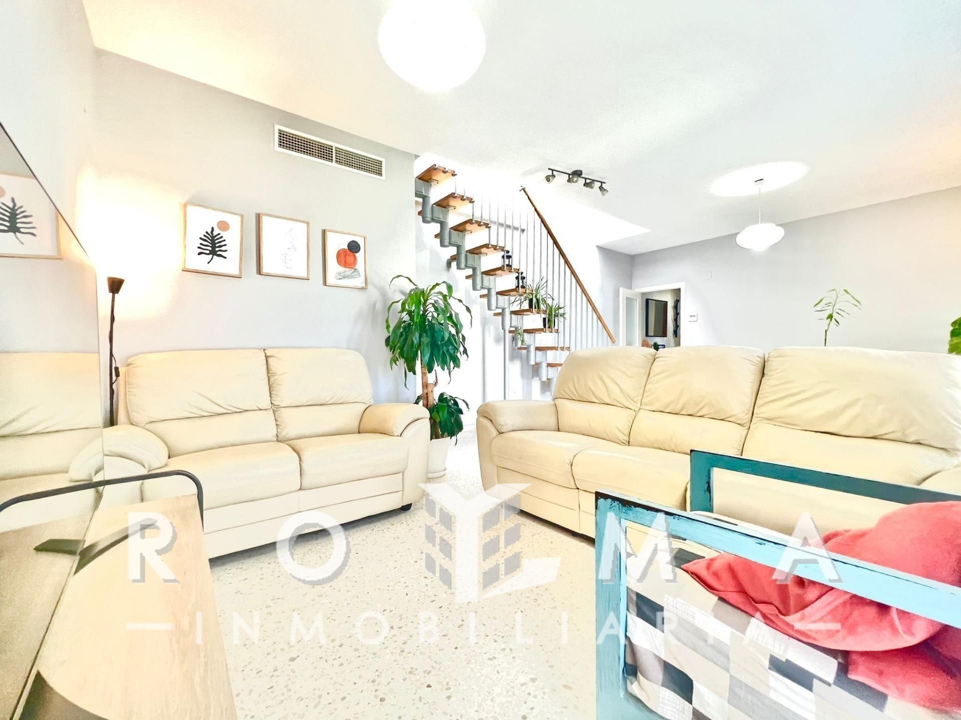 Living room of Duplex to rent in  Sevilla Capital  with Air Conditioner, Heating and Terrace