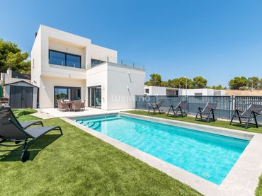 Chalet con piscina en venta en Escandinavia - Cautivador