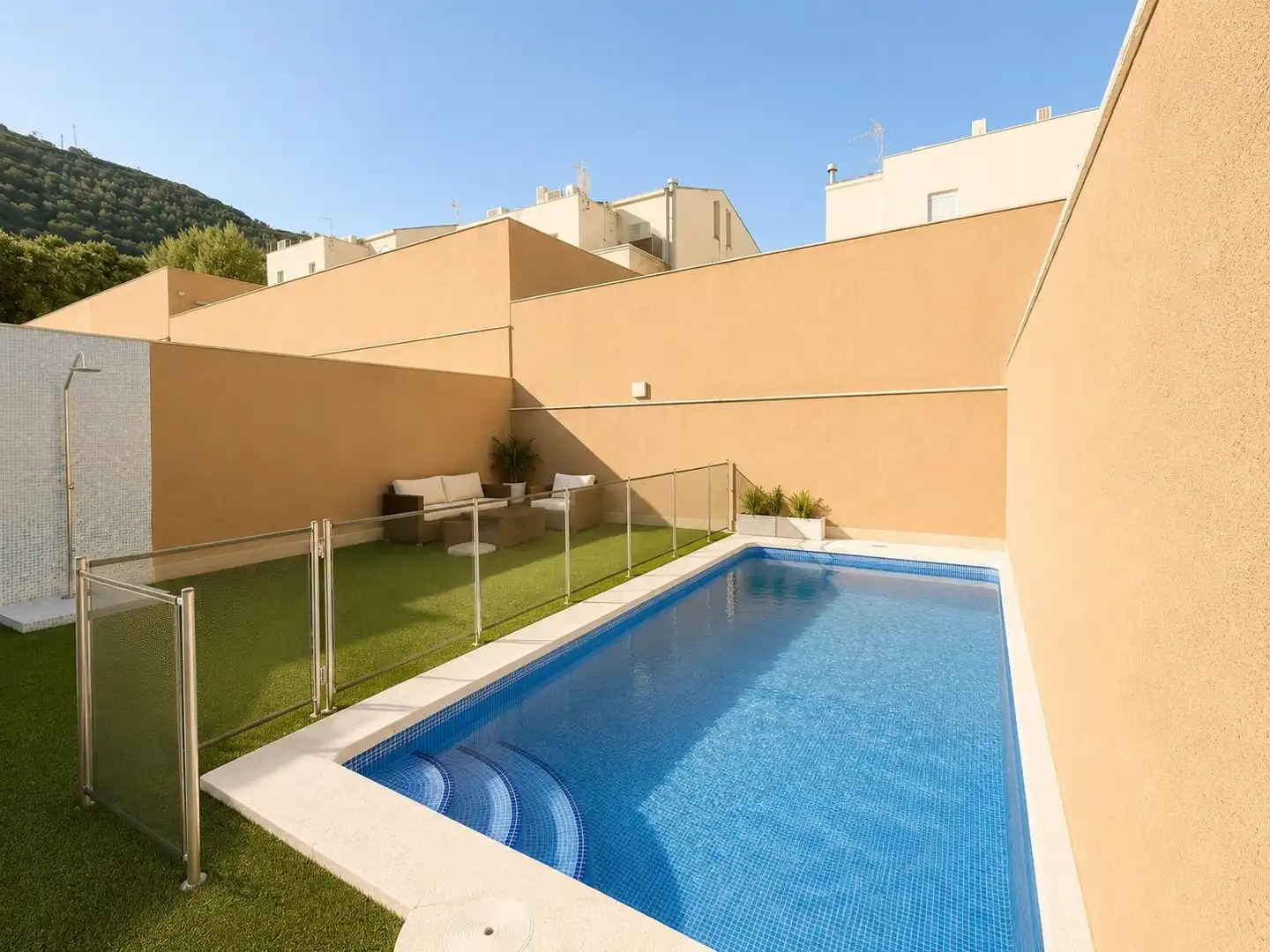 Schwimmbecken von Einfamilien-Reihenhaus zum Verkauf in Enguera mit Klimaanlage, Heizung und Terrasse
