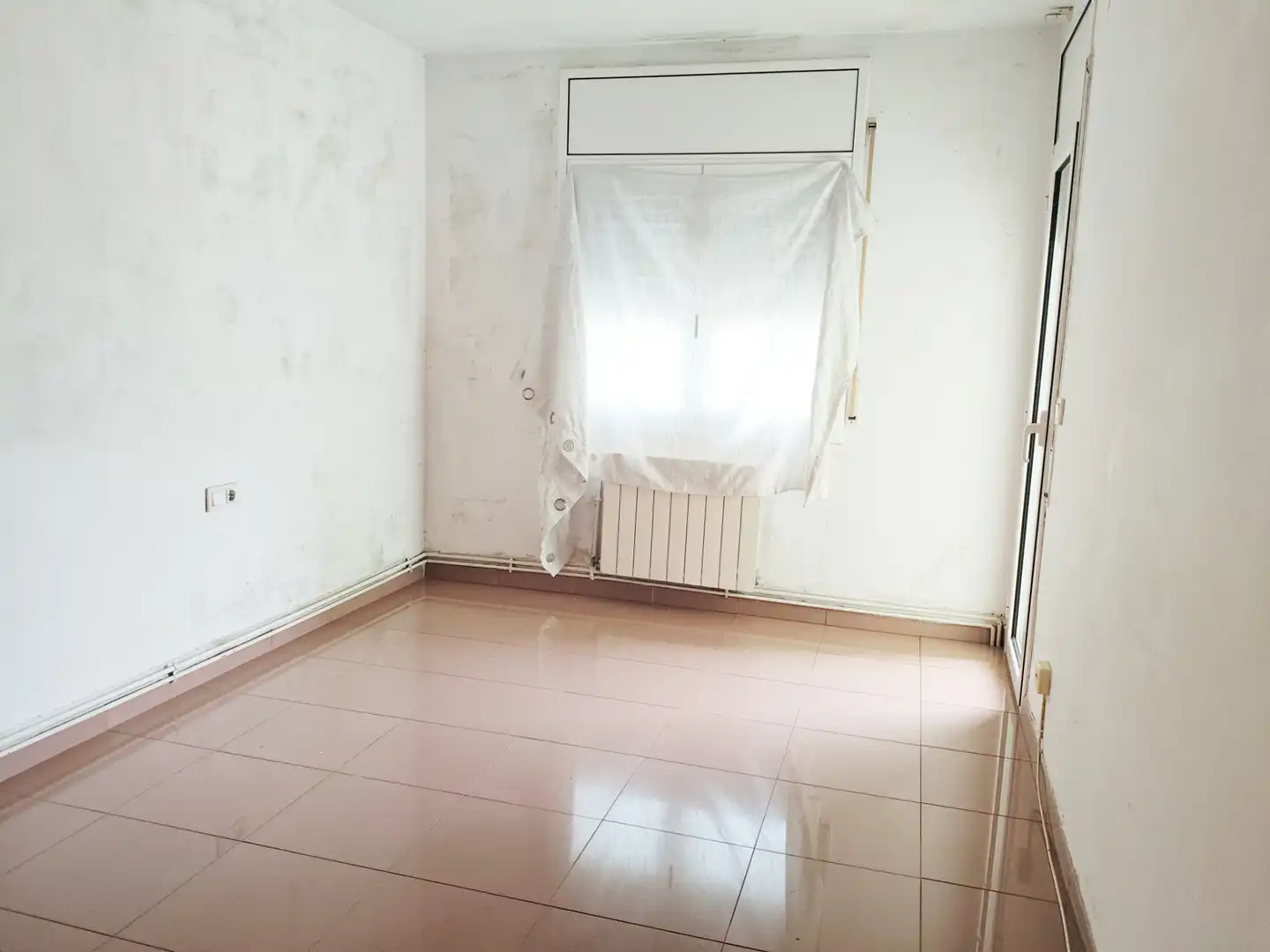 Dormitori de Casa adosada en venda en Salt amb Calefacció, Terrassa i Forn