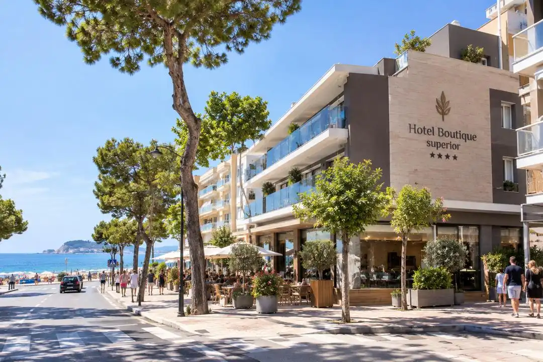 Hôtel avec piscine à vendre à Passeig Marítim 100