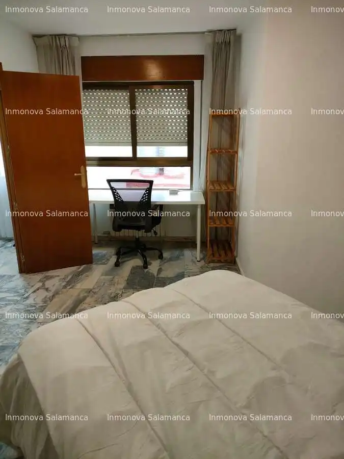 Dormitori de Apartament de lloguer en Salamanca amb Calefacció, Terrassa i Moblat