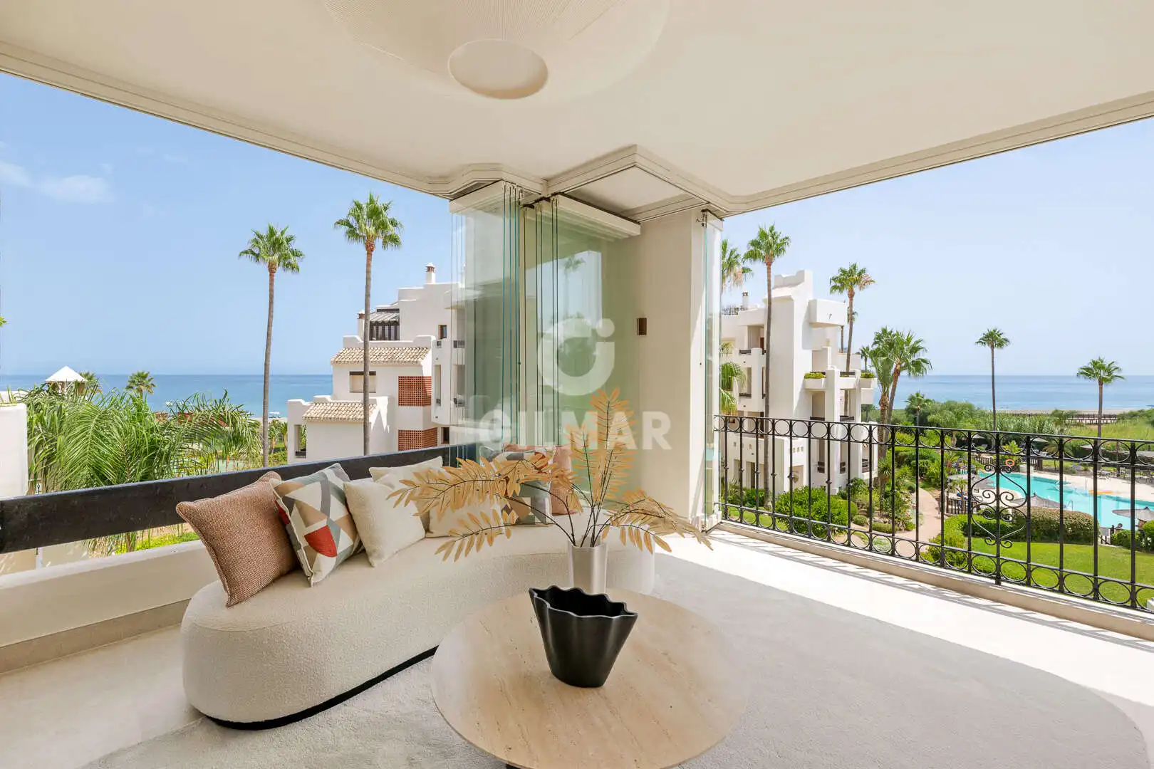 Außenansicht von Wohnung zum Verkauf in Estepona mit Schwimmbad und Balkon