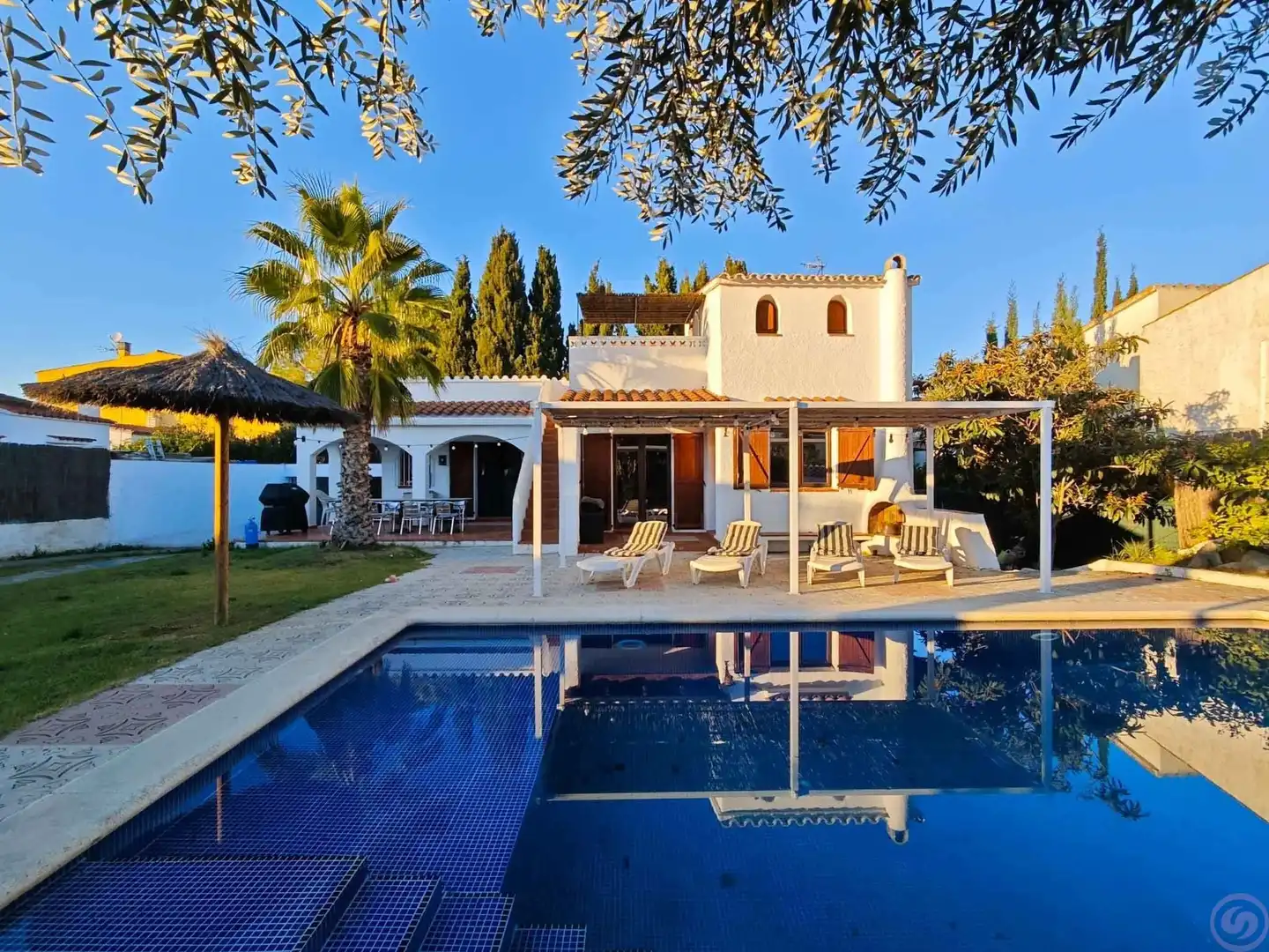 Vista exterior de Casa adosada en venda en Empuriabrava amb Terrassa, Traster i Piscina