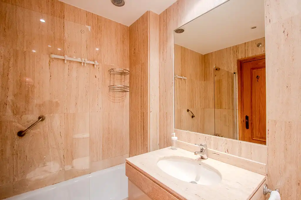 Bathroom of Flat for rent in Madrid  with Air Conditioner, Private garden and Storage room