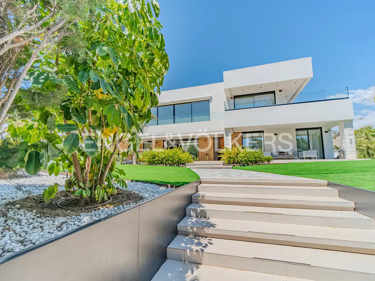 Vista exterior de Casa o xalet en venda en Alicante / Alacant amb Aire condicionat, Calefacció i Jardí privat