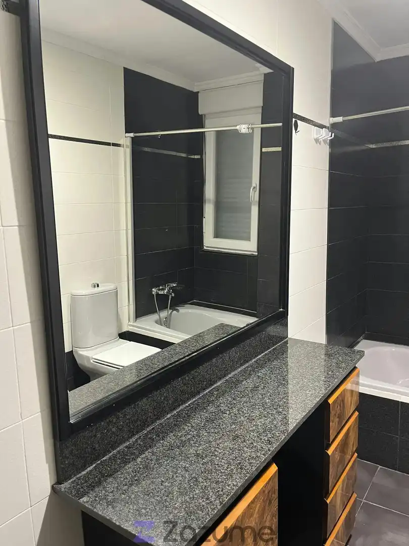 Bathroom of Flat for rent in Salamanca  with Heating, Parquet flooring and Terrace