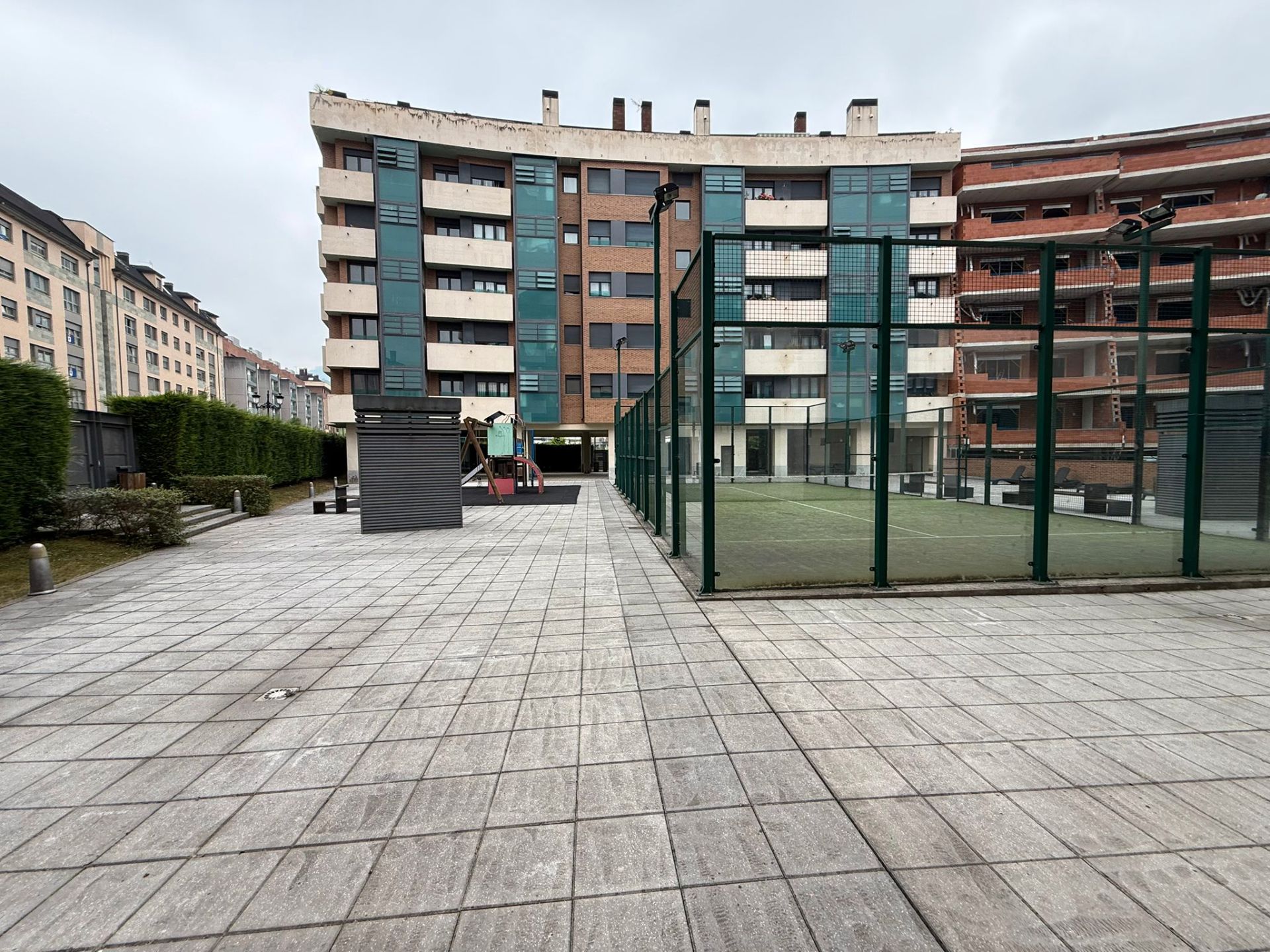 Vista exterior de Apartament en venda en Oviedo  amb Calefacció, Jardí privat i Moblat