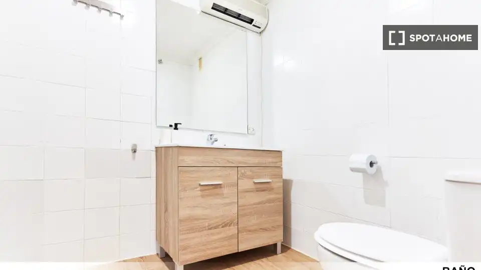 Baño de Piso de alquiler en Sevilla con Aire acondicionado, Calefacción y Amueblado