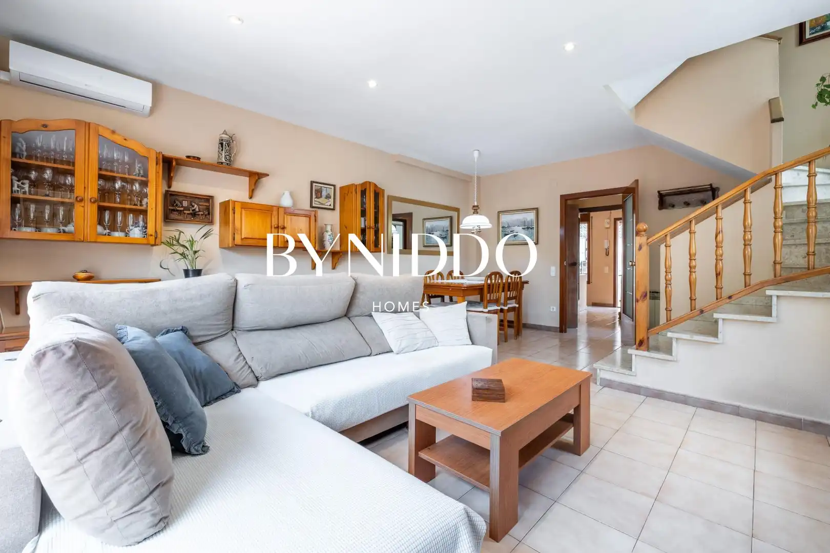 Sala de estar de Casa adosada en venta en Sant Cugat del Vallès con Aire acondicionado, Calefacción y Jardín privado