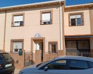 Vista exterior de Casa adosada en venda en Tribaldos amb Calefacció, Terrassa i Traster