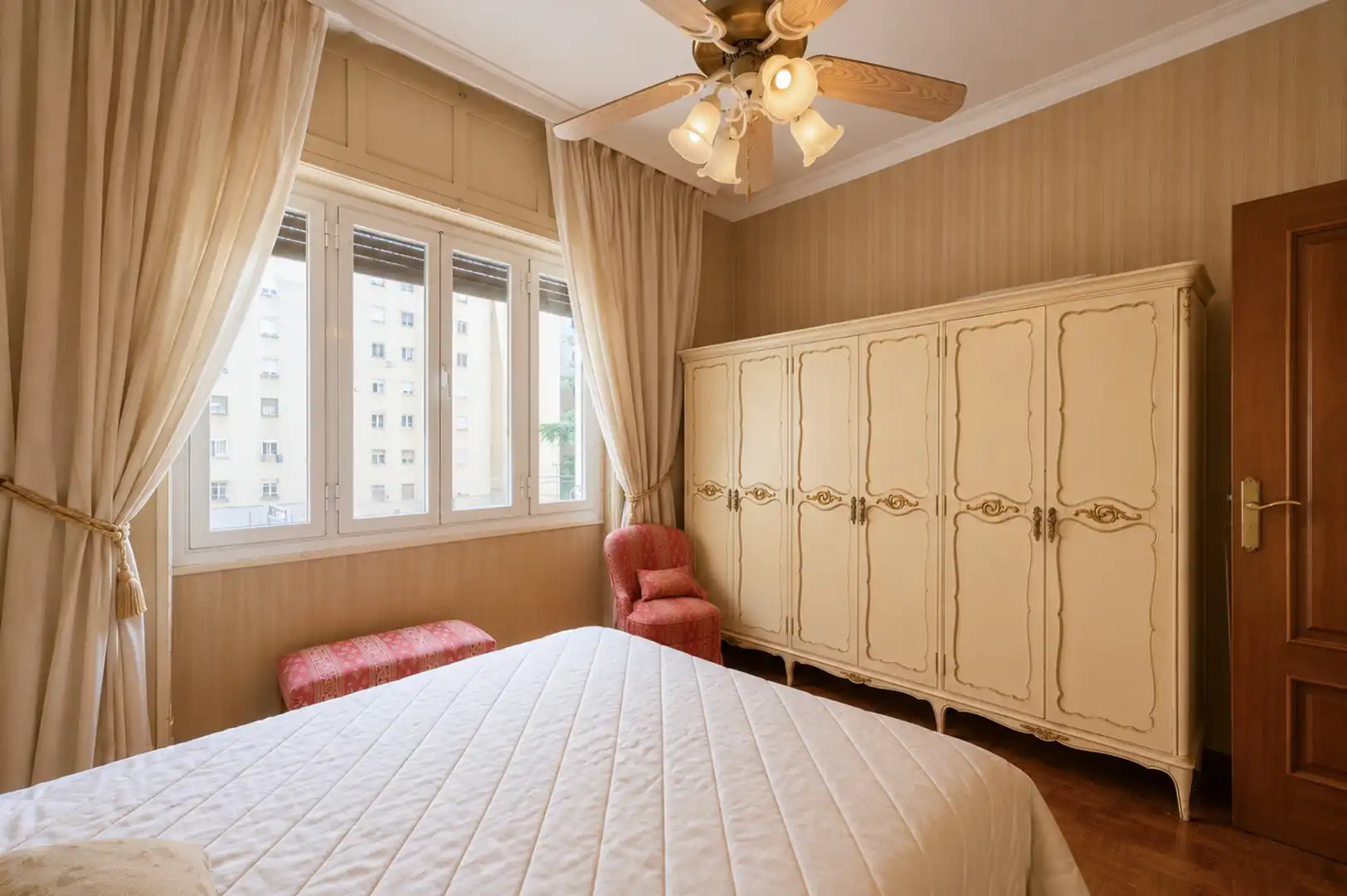 Schlafzimmer von Wohnung zum Verkauf in Madrid mit Klimaanlage und Heizung