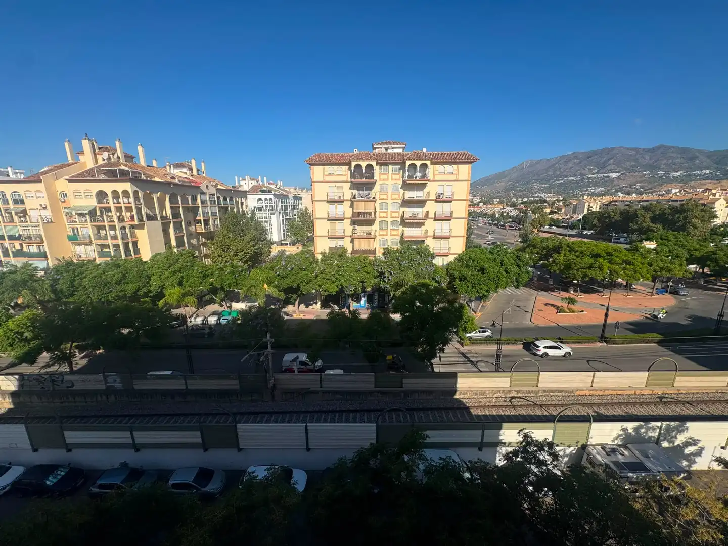 Außenansicht von Wohnungen zur Miete in Fuengirola mit Klimaanlage, Heizung und Terrasse