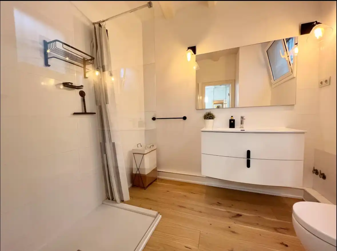 Badezimmer von Wohnung zum Verkauf in Barcelona mit Parkett, Terrasse und Abstellraum