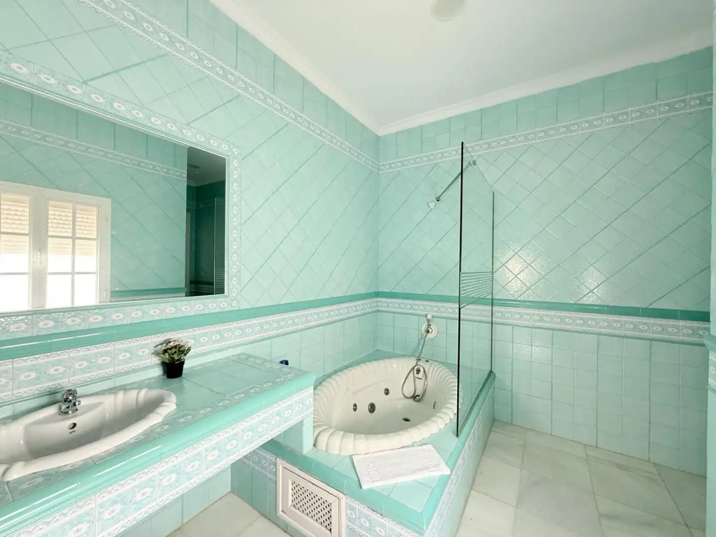 Bathroom of Houses for sale in Jerez de la Frontera  with Air Conditioner, Heating and Terrace