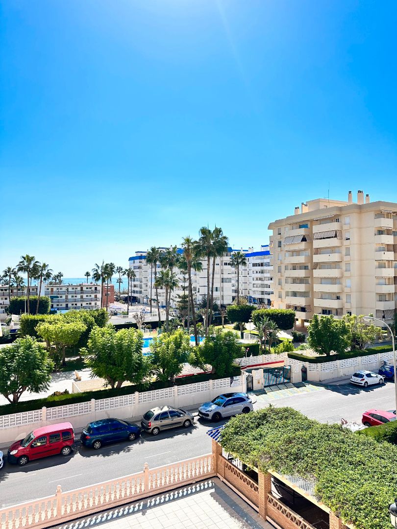 Vista exterior de Piso en venta en Benalmádena con Terraza, Amueblado y Horno