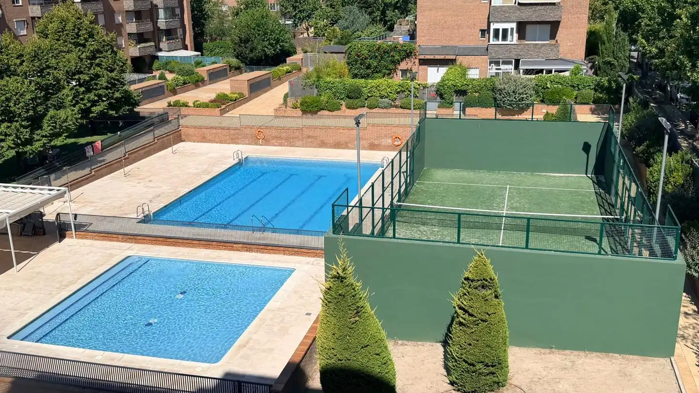 Piscina de Pis en venda en San Sebastián de los Reyes amb Aire condicionat, Calefacció i Parquet