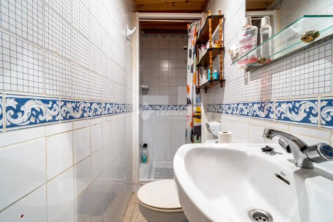 Baño de Casa adosada en venta en Granada con Aire acondicionado