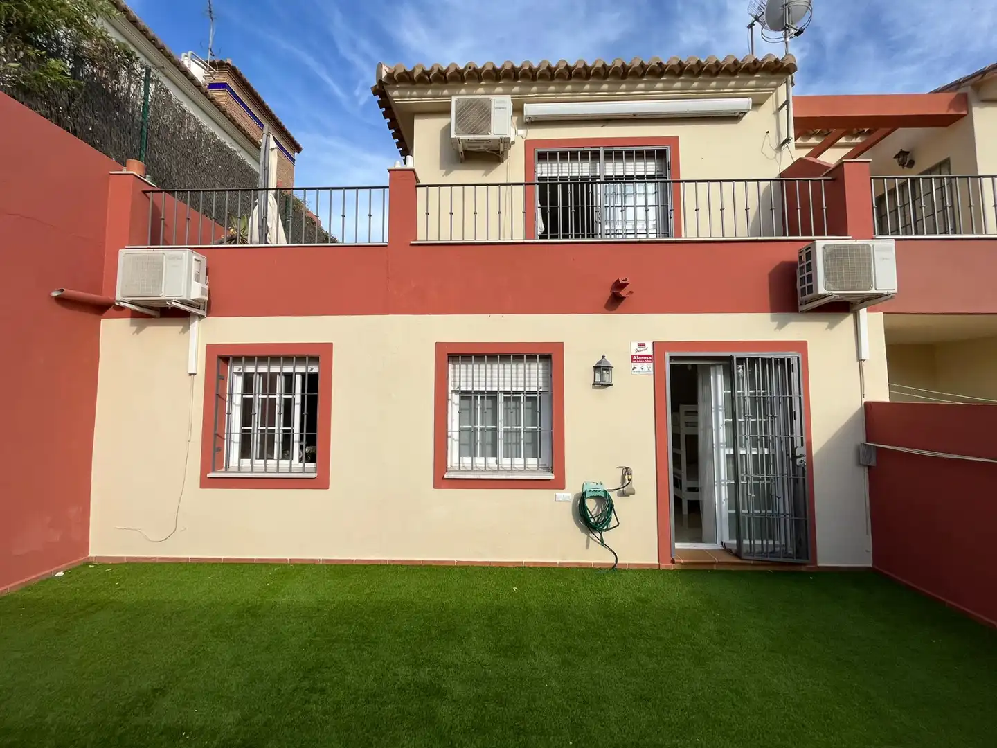 Vista exterior de Casa adosada en venda en Vélez-Málaga amb Terrassa i Moblat
