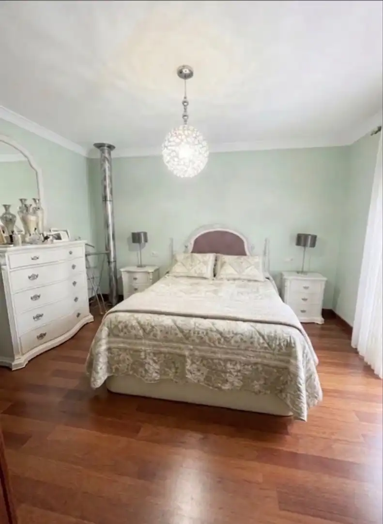Habitación de Casa adosada en venta en Coín con Aire acondicionado, Parquet y Terraza