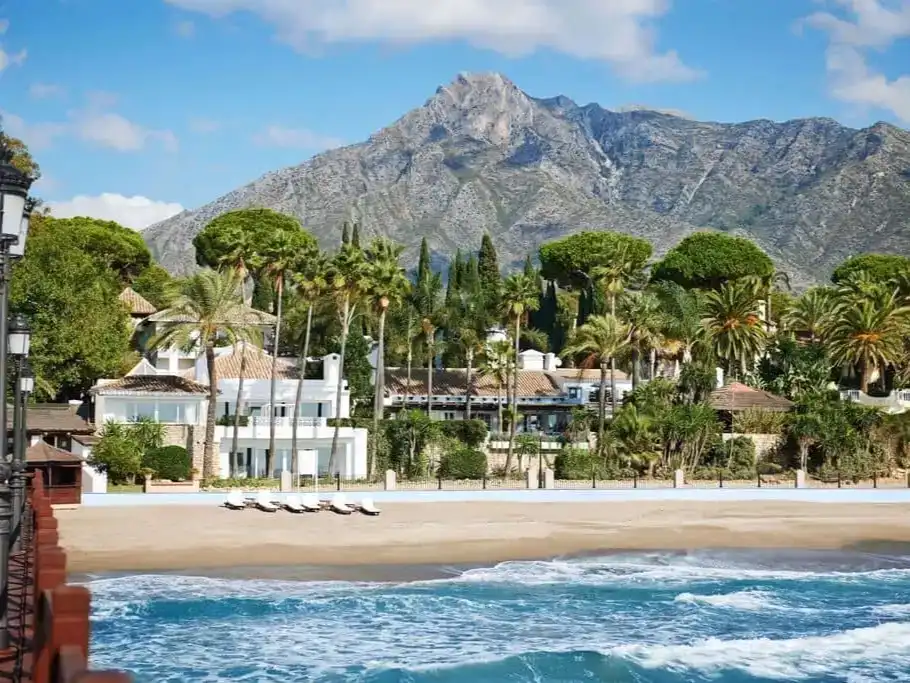 Vista exterior de Apartament en venda en Marbella amb Aire condicionat i Piscina