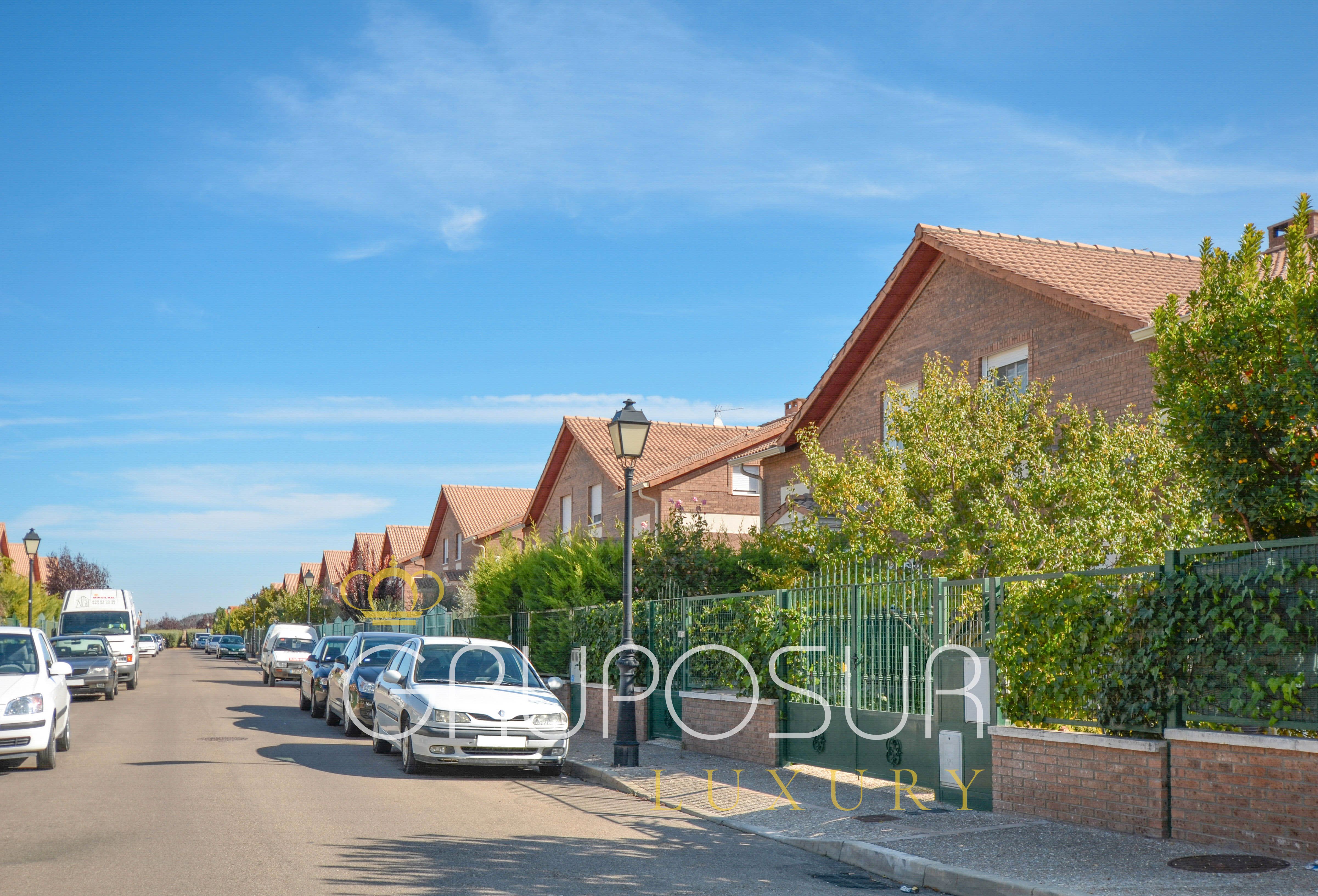 Exterior view of House or chalet for sale in Renedo de Esgueva  with Heating, Private garden and Parquet flooring