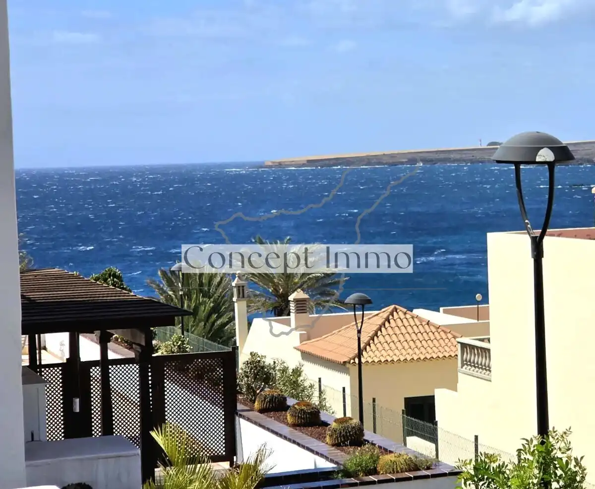 Vista exterior de Piso en venta en Arona con Terraza, Alarma y Piscina comunitaria
