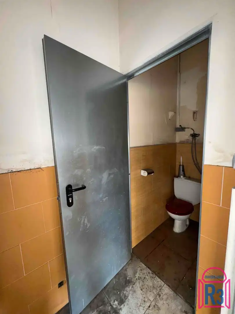 Bathroom of Buildings for sale in San Andrés del Rabanedo