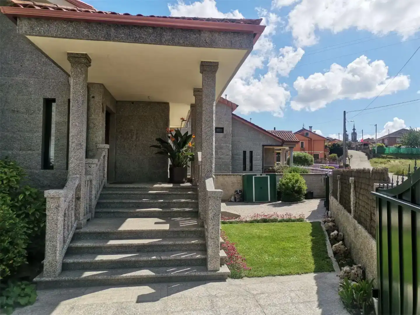 Vista exterior de Casa o xalet en venda en Tomiño amb Piscina i Balcó