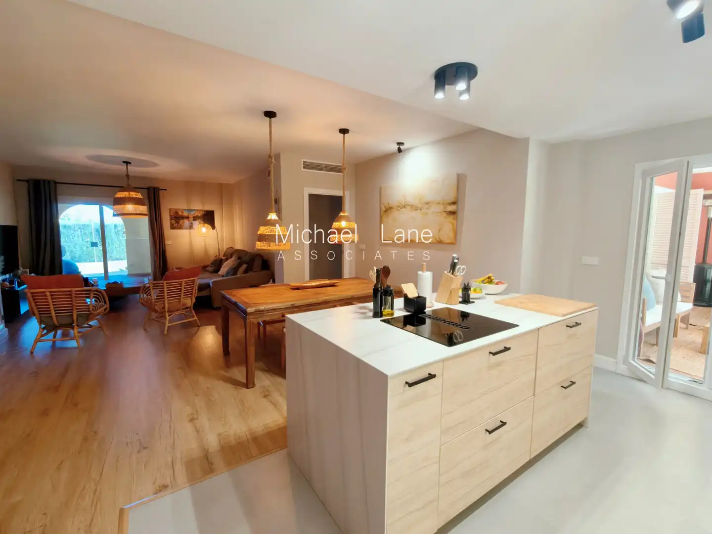 Küche von Wohnung zum Verkauf in Sotogrande mit Klimaanlage, Privatgarten und Terrasse