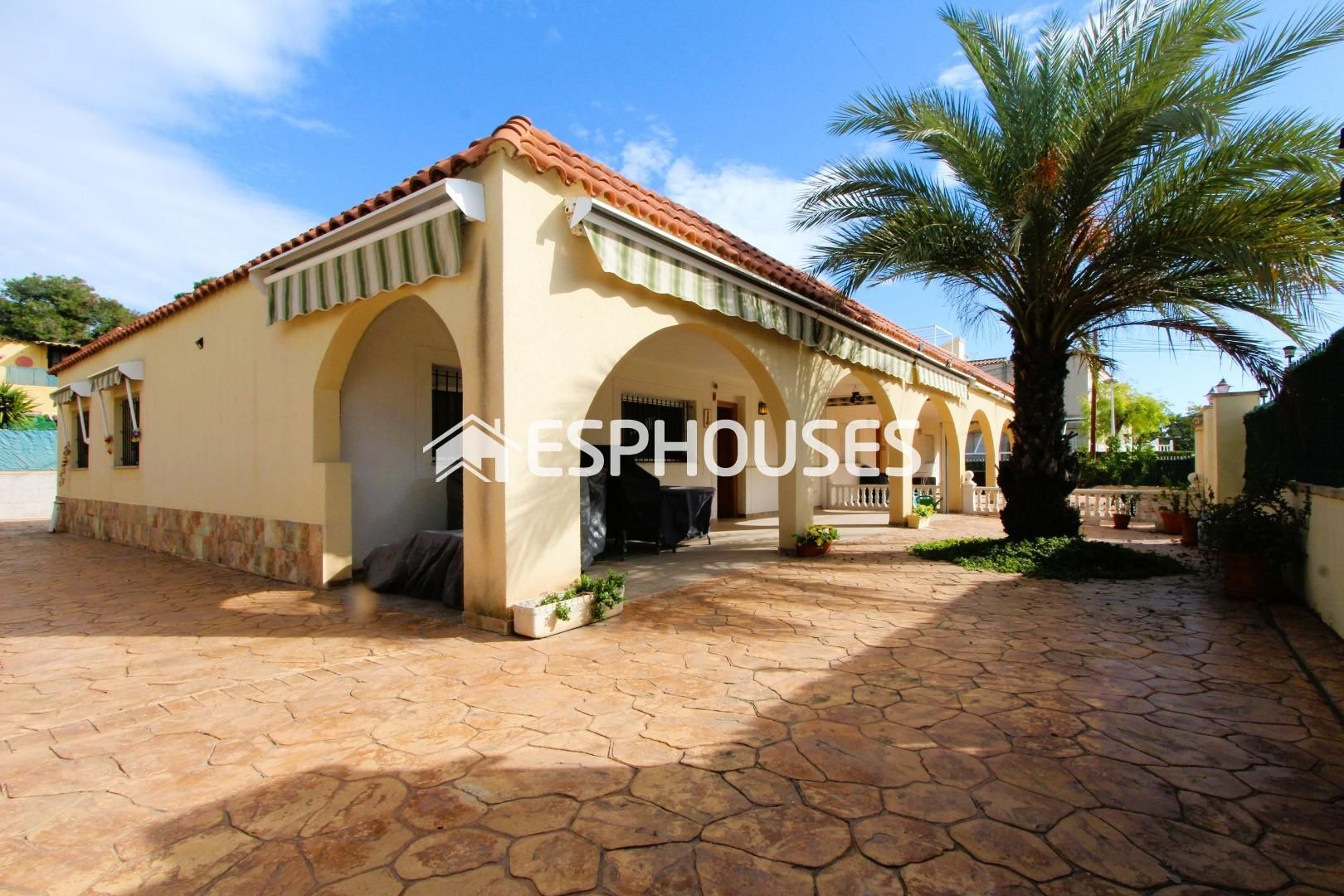 Exterior view of Single-family semi-detached for sale in Elche / Elx  with Storage room, Furnished and Balcony